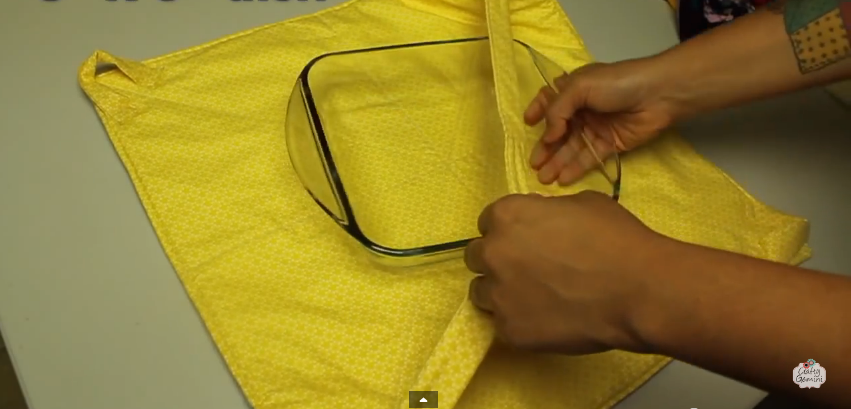 Elle utilise des morceaux de tissu pour faire de ce cadeau génial! - C