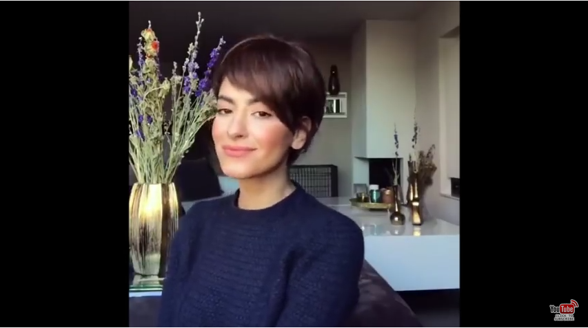 Elle vous montre comment passer des cheveux longs aux cheveux courts