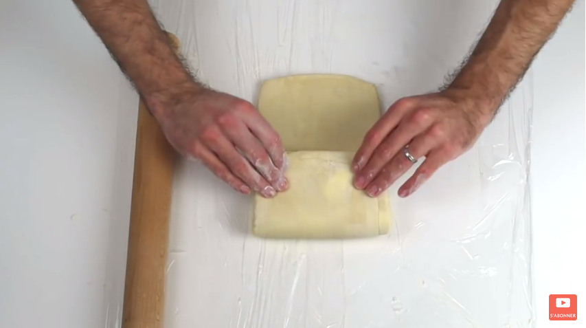 Il vous montre comment faire une pâte feuilletée en seulement 10